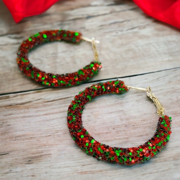 Sparkle & Shine: Must-Have Red & Green Christmas Hoop Earrings! NWT Hoops - Picture 1 of 3